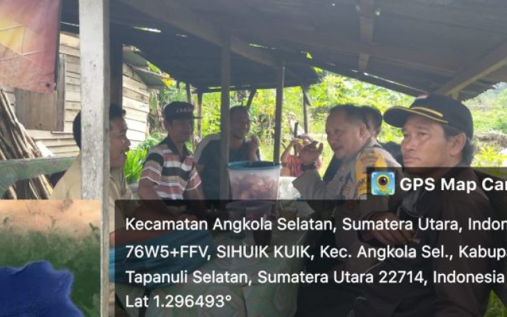 Potret kedekatan anggota Polri dan masyarakat, tergambar saat Bhabinkamtibmas Polsek Batang Angkola membaur dengan warga Desa Situmbaga, Kecamatan Angkola Selatan, Kabupaten Tapanuli Selatan (Tapsel), Selasa (16/5/2023)