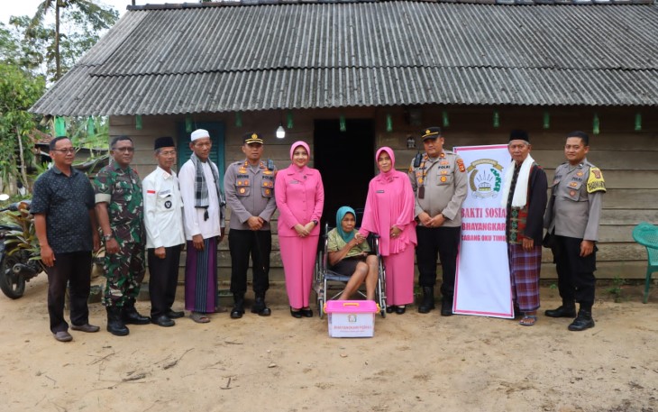 Kapolres Oku Timur AKBP Dwi Agung Setyono,S.I.K.,M.H., bersama rombongan saat menyerahkan bansos kepada Sukiyem.