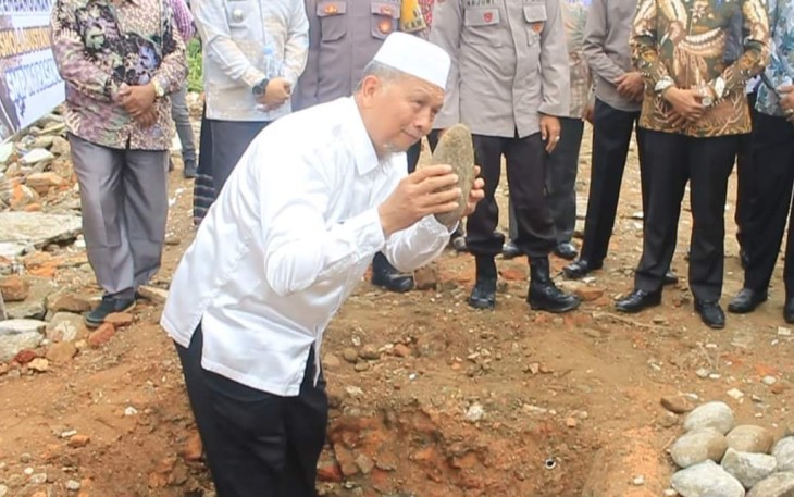 Bupati Hamsuardi dan Ketua DPRD Pasbar Erianto Lakukan Peletakan Batu Pertama Musholla SMPN 1 Pasaman 