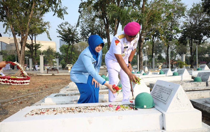 Gubernur AAL Ziarah ke TMP 10 Nopember