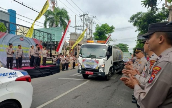 Polres Tulungagung Distribusikan100 Ribu Liter Air Bersih di Wilayah Kecamatan Tanggunggunung