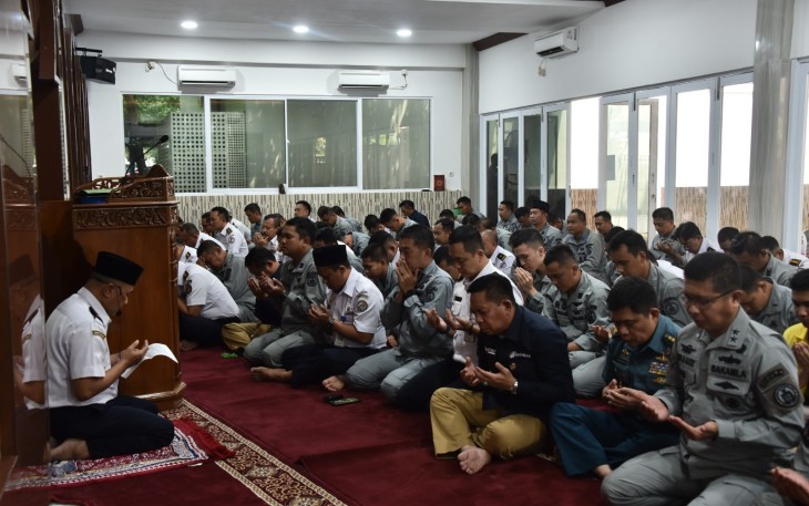 Doa bersama bertempat di Masjid Nurul Iman bagi personel yang beragama Islam, dan Ruang Ibadah bagi personel yang beragama Kristen. Kegiatan terpusat di Mabes Bakamla RI, Jakarta Pusat, Kamis (28/12/2023)