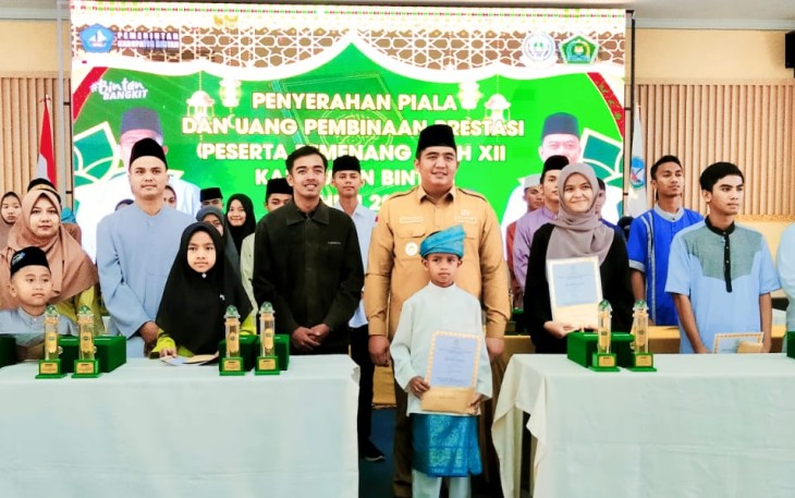 Bupati Bintan seusai Serahkan Uang Pembinaan Prestasi Bagi Pemenang Lomba STQH XII