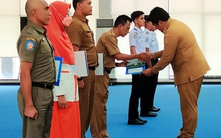 Bupati Bintan Serahkan SK Pelantikan CPNS Pola Pembibitan Politeknik dan 359 ASN Naik Pangkat