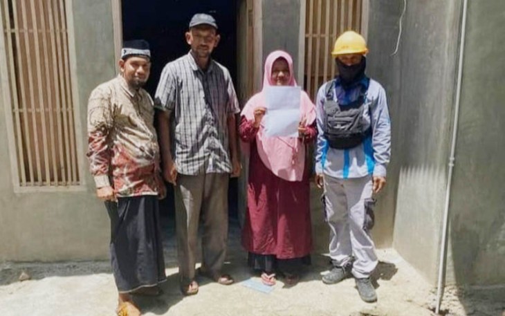 Staf Ahli DPR RI komisi VII Zubir Muhammmad,SE.,MM kepada wartawan disela-sela memantau pemasangan meteran listrik di sebuah desa wilayah Aceh Timur, Sabtu (12/8/2023)