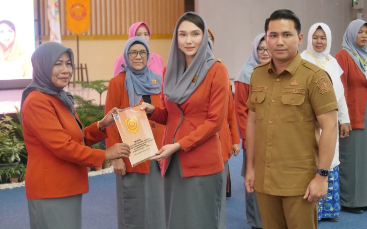 Sabine Rohden yang merupakan istri Wakil Bupati Bintan Ahdi Muqsith resmi dikukuhkan sebagai Ketua GOW (Gabungan Organisasi Wanita) Kabupaten Bintan, Senin (18/12) di Aula Bandar Seri Bentan