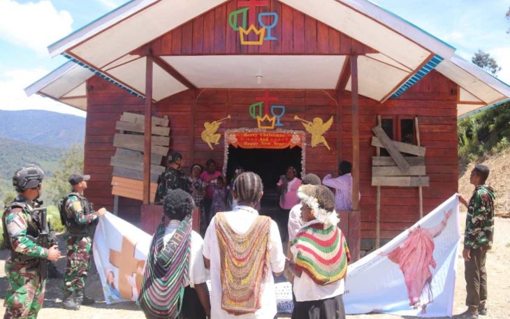 Personel Satgas Yonif 330/Tri Dharma Bantu Masyarakat Bajemba Dekorasi Gereja