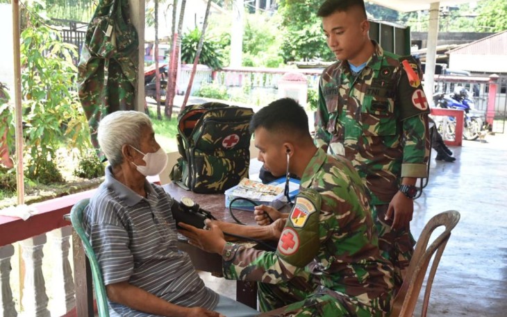 Rafles Takaininang saat melakukan pemeriksaan kesehatan di posko TMMD