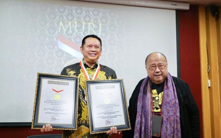 Bamsoet saat menerima dua penghargaan Rekor MURI, di Galeri MURI, Mall of Indonesia, Rabu (30/8/23).