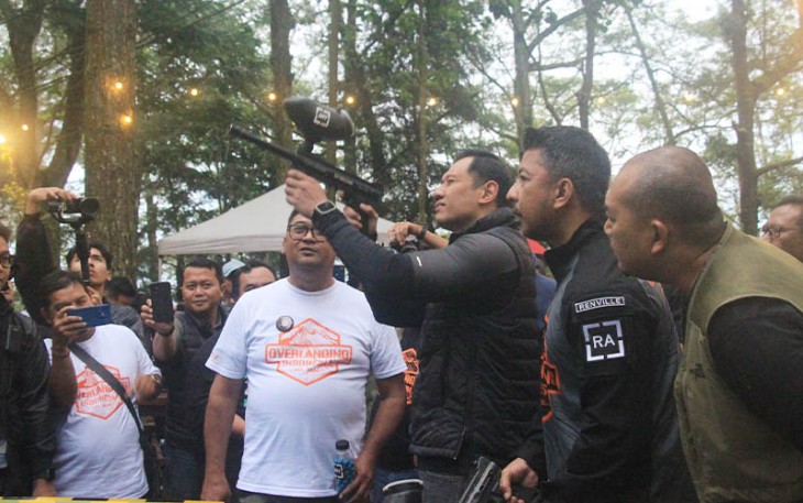 AHY di sela kunjungan menikmati keindahan alam di kawasan Coban Rondo Kota Batu Jawa Timur, Kamis (9/2/2023). 