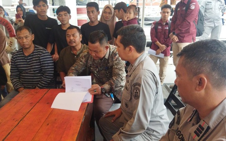 Bakamla RI saat Jemput Delapan Nelayan Indonesia yang Hanyut ke Perairan Malaysia 