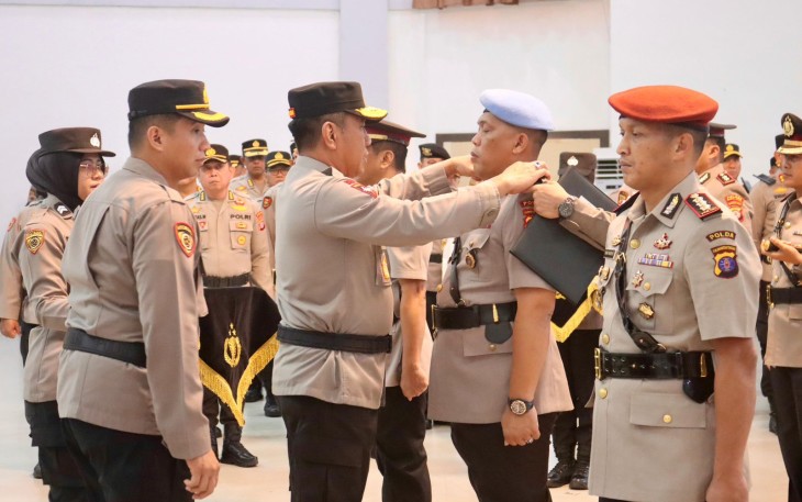 Kapolda Kalteng Irjen Pol Drs Djoko Poerwanto, memimpin langsung upacara serah terima jabatan (Sertijab) tiga pejabat utama dan empat Kapolres di jajaran Polda Kalteng yang berlangsung di Gedung Graha Bhayangkara, Mapolda setempat, Kamis (28/12/2023)