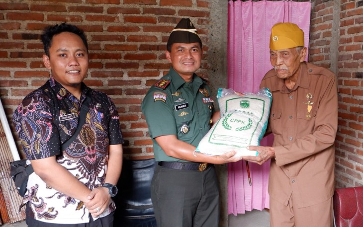 Dandim 0801/Pacitan Berikan Bansos Kepada Veteran dan Warakawuri