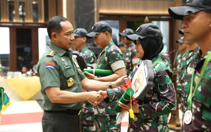 Panglima TNI Jenderal TNI Agus Subiyanto, S.E., M.Si, dalam acara penerimaan kembalinya 25 atlet petembak TNI AD di Markas Besar Angkatan Darat (Mabesad), Senin (27/11/2023).