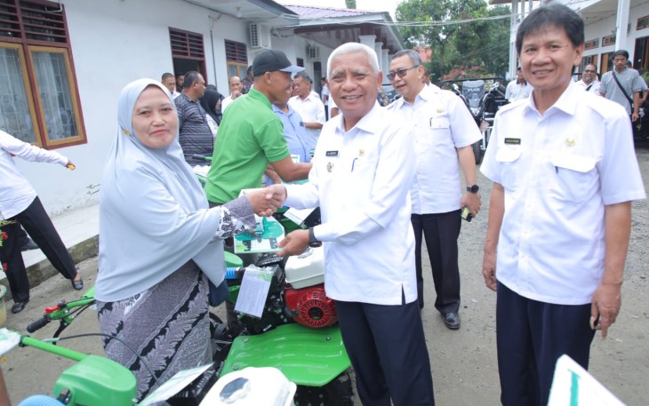 Pemkab Asahan Menyerahkan Bantuan Alat Mesin Pertanian Serta Sosialisasi Penggunaan