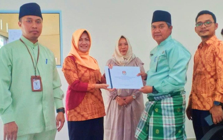 Ka. Bakesbangpol Bintan bersama ketua dan komisioner kpu bintan.