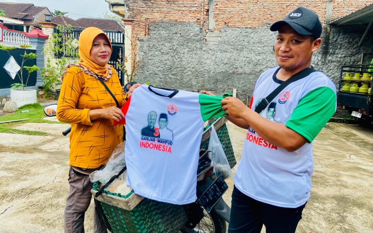 Belasan Pedagang Sayur Bronjongan Bagi Kaos ke Pelanggan