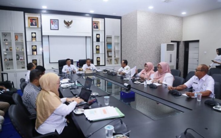 Pj Wali Kota Tanjung Pinang Hasan saat Pimpin Rakor Penyelesaian Masalah BUMD Tanjungpinang