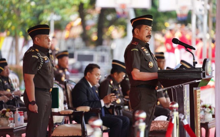 Jaksa Agung RI ST Burhanuddin memberikan amanat pada Penutupan sekaligus Pelantikan bagi para peserta Pendidikan dan Pelatihan Pembentukan Jaksa (PPPJ) Angkatan LXXX (80) Gelombang II Tahun 2023, Kamis 14 Desember 2023