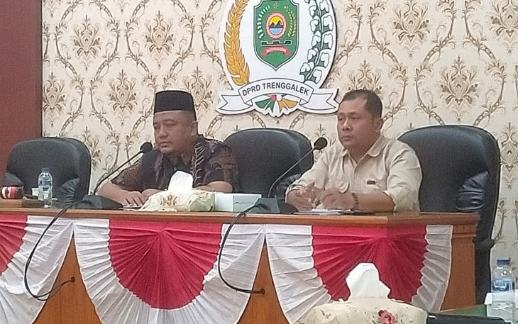 Alwi Burhanudin, Ketua Komisi I, bersama Joko Hadi Siswanto, sekretaris Komisi I, saat memimpin rapat kerja dengan OPD mitra kerja di aula DPRD Kabupaten Trenggalek, Selasa (11/7/2023)