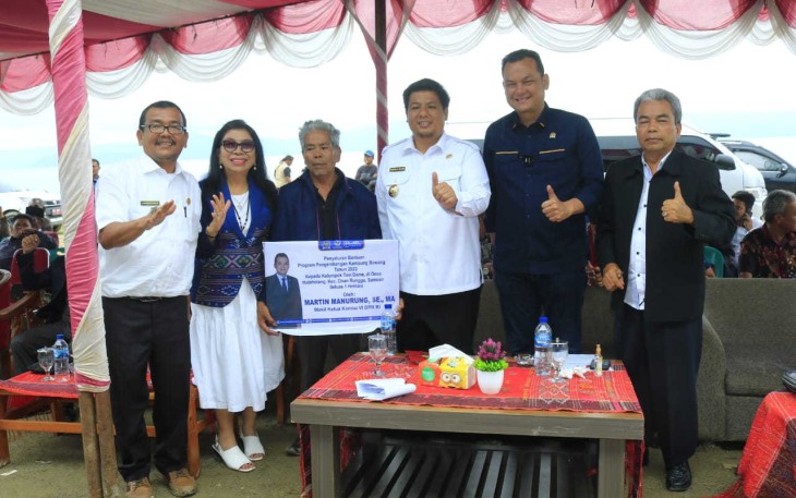 Bupati Samosir saat Resmikan Pasar Rakyat Onan Runggu