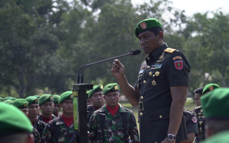 Komandan Korem 143/HO Brigjen TNI Ayub Akbar memimpin serah terima jabatan 2 pejabat Komandan Satuan (Dansat) jajaran Korem 143/HO yang berlangsung di lapangan Pancasila Yonif 725/Woroagi
