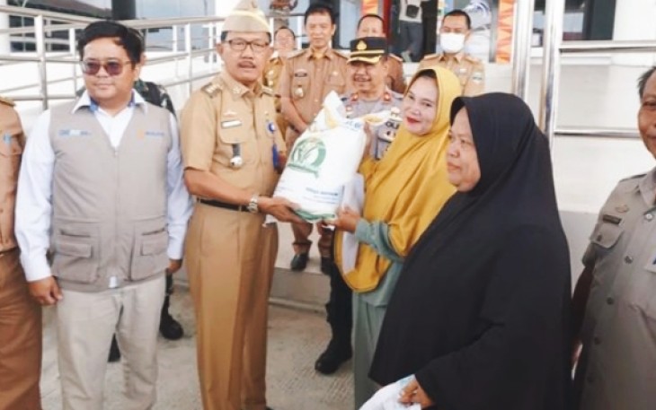 Pemkab Pesibar Salurkan Bantuan Pangan Beras Untuk 18668 KPM