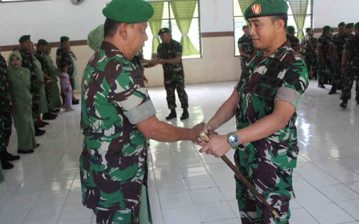 Dandim 1310/Bitung saat memberikan ucapan kepada prajurit yang mendapat kenaikan pangkat