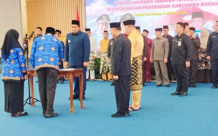 Bupati Bintan Roby saat Lantik 250 PNS di Lingkungan Pemkab Bintan