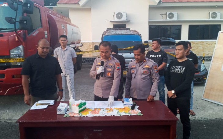 Kapolres di dampingi Kasat Reskrim dan Kasi Humas beserta Kanit Tipiter saat menggelar Konferensi Pers