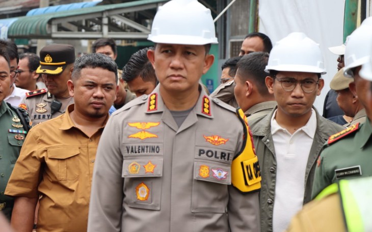 Kapolrestabes Medan saat Dampingi Bobby Tinjau Pemancangan Tiang Pelebaran Parit 