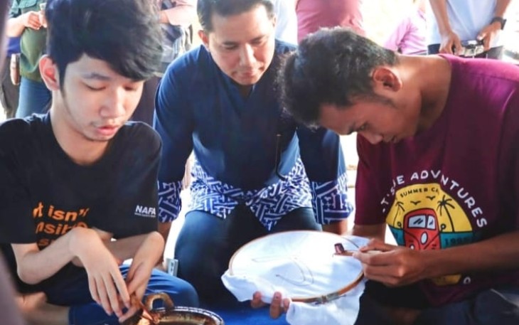 Wakil Bupati Bintan Ahdi Muqsith usai bersama-sama menyerahkan bantuan program tanggung jawab sosial dan lingkungan (corporate social responsibility atau CSR) kepada kelompok nelayan, Jum'at (15/12) di Hulu Riau Tanjung Uban.