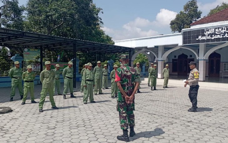Babinsa Pucanganom saat Berikan Pelatihan PBB dan Wasbang Kepada Linmas