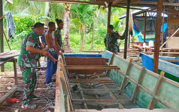 Babinsa Mapurujaya Lakukan Komsos Bersama Pembuat Perahu Tradisional   