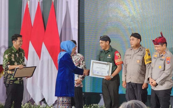 Penyerahan penghargaan dilakukan di Gedung Negara Grahadi Surabaya, Rabu (20/9/2023) malam. 