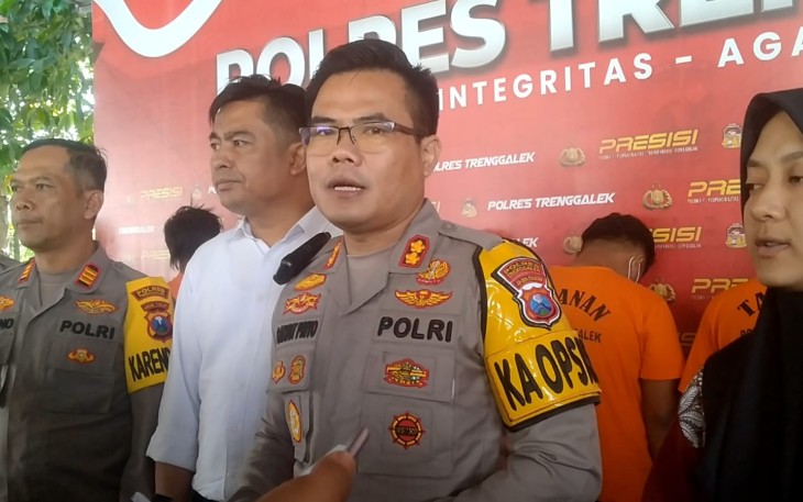 Kapolres Trenggalek AKBP Gathut Bowo Supriyono, S.H., S.I.K., M.Si. bersama jajaran saat konferensi pers di Mapolres Trenggalek Selasa (24/10/2023)