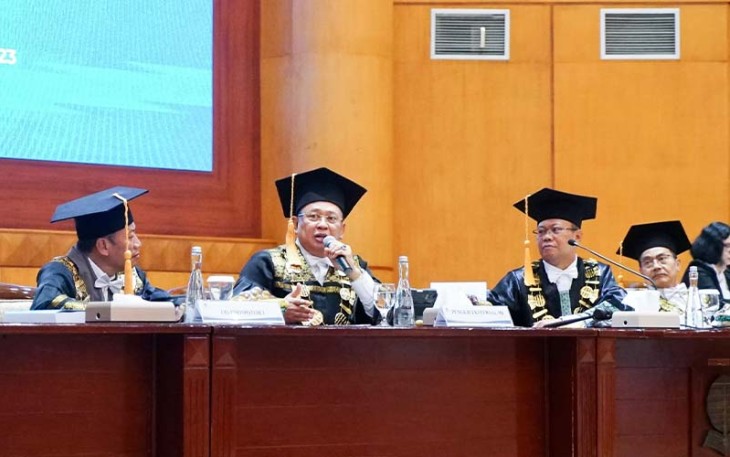 Bamsoet saat menguji TAPD Walikota Madiun Maidi, di Universitas Terbuka, Tangerang Selatan, Selasa (21/11/23).