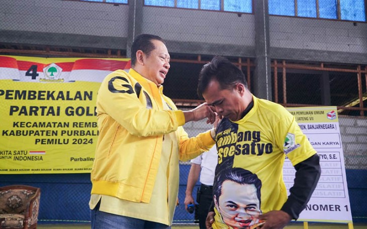 Bamsoet saat mengukuhkan ribuan kader dan saksi Tempat Pemungutan Suara (TPS) Tim Pemenangan Bambang Soesatyo Kabupaten Purbalingga, Jawa Tengah,  Minggu (10/12/23).