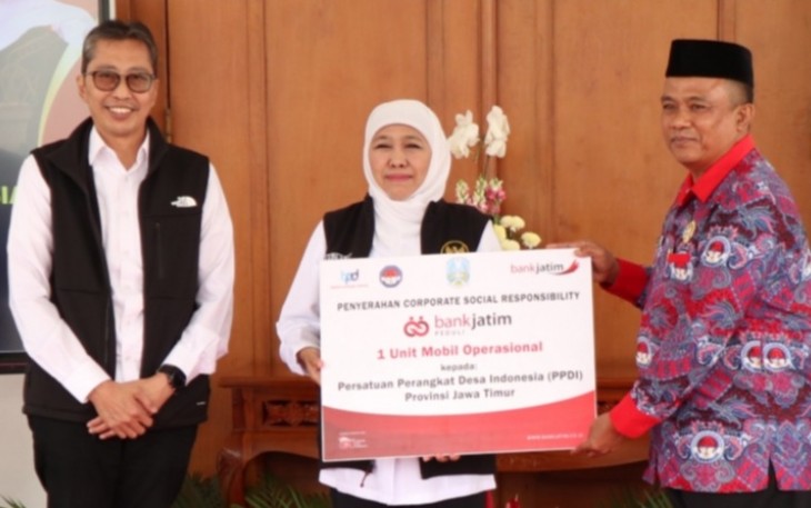 Bank Jatim saat Serahkan CSR ke PPDI 