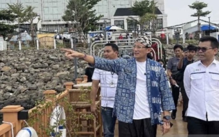 Menteri Pariwisata dan Ekonomi Kreatif Sandiaga Uno saat peninjauan kesiapan destinasi wisata Pantjoran PIK di Jakarta, Selasa (26/12/23).