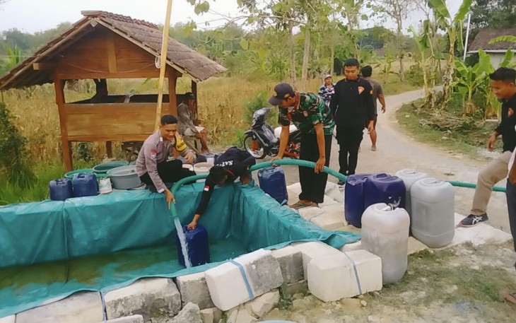 Pengurus IKSPI Kera Sakti cabang Blora mendistribusikan air bersih ke desa Kalen kecamatan Kedungtuban yang alami kekeringan saat musim kemarau.