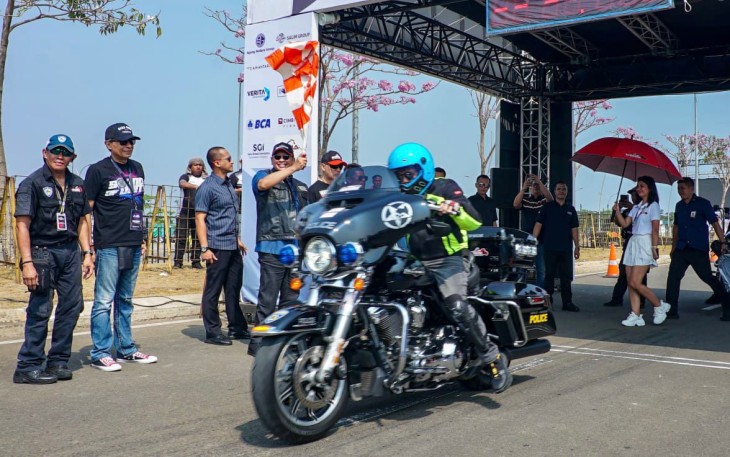  Bamsoet saat membuka event balap HI-DRONE, di Community Park, PIK2, Tangerang, Minggu (12/11/23).