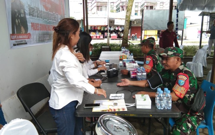 Danramil 1016-06/Kurun Bersama Anggota saat Ikuti Aksi Sosial Donor Darah Dalam Rangka Memperingati HUT Bhayangkara Ke 77