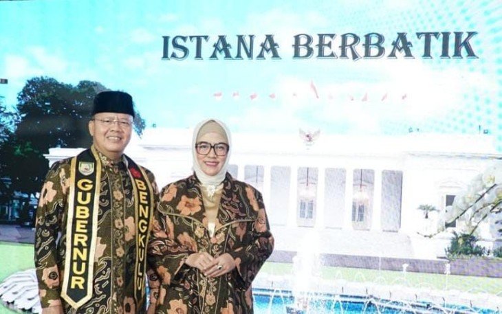 Gubernur Rohidin Mersyah dan Derta Kenakan Kain Besurek 