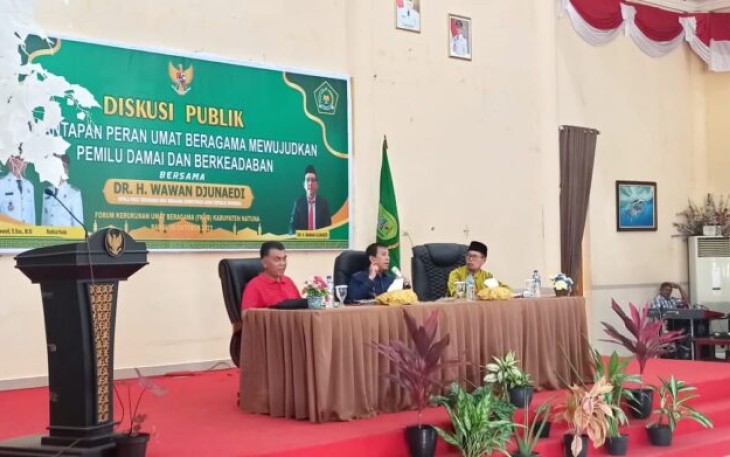 Bupati Natuna, Wan Siswandi ketika menghadiri acara Diskusi Publik dengan tema Pemantapan Peran Umat Beragama Mewujudkan Pemilu Damai dan Berkeadaban di Gedung Sri Serindit, Jalan Yos Sudarso, Kelurahan Batu Hitam Kecamatan Bunguran Timur Kabupaten Natuna. Jumat (06/10/2023).