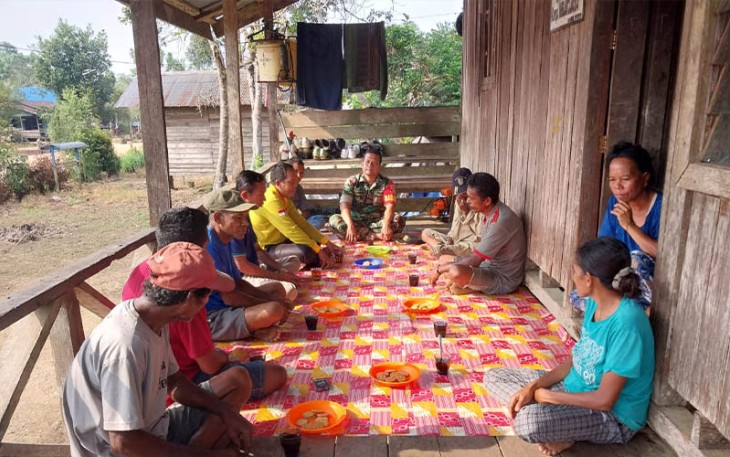 Babinsa Melati Jaya saat komsos ke warga Kampung Melati Jaya Kecamatan Gunung Tabur Kabupaten Berau.