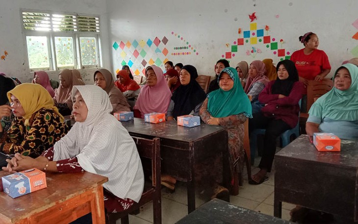 Masyarakat Betungan tampak antusias mengikuti penyuluhan yang diberikan pemateri.