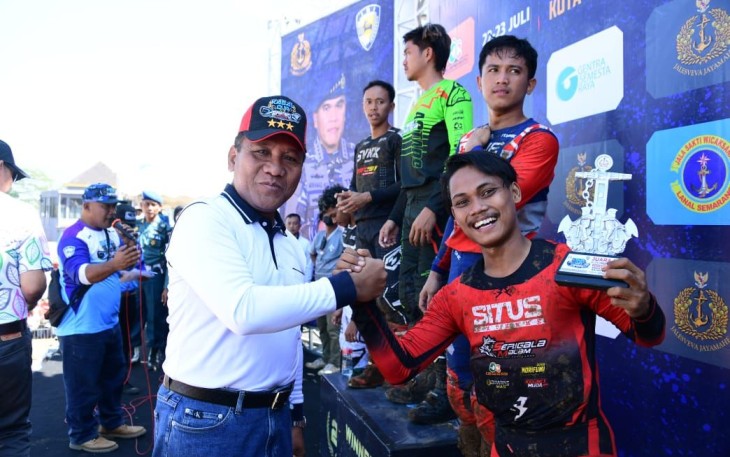 Wakasal Laksamana Madya TNI Ahmadi Heri Purwono saat hadir di Kejurnas Motocross Kasal Cup di Sirkuit Jangkar Kampus UIN, Salatiga, Jawa Tengah, Sabtu (22/07). 