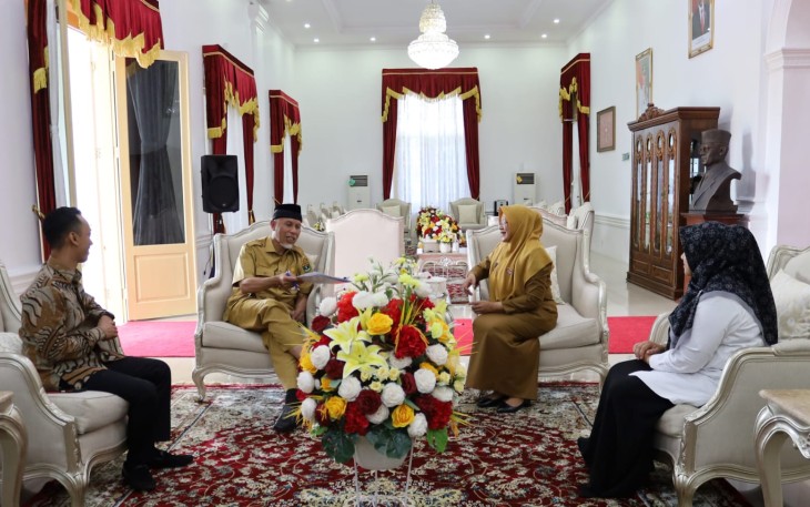Gubernur Sumatra Barat Mahyeldi saat Menerima Kunjungan Ketua KPID Sumbar di Istana Gubernur