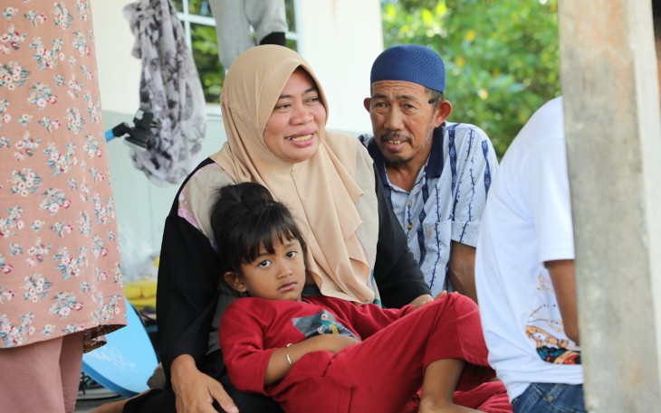 Warga asal Tanjung Banon, Rohayah, dan keluarga menyambut baik pergeseran terhadapnya